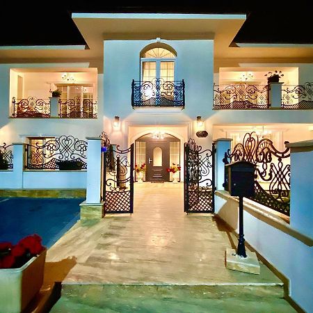 Sarada Boutique Luxury Apartment デヴァ エクステリア 写真